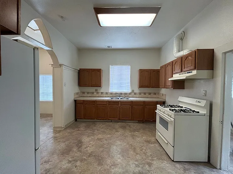 153 Locust Ave — Photo 7