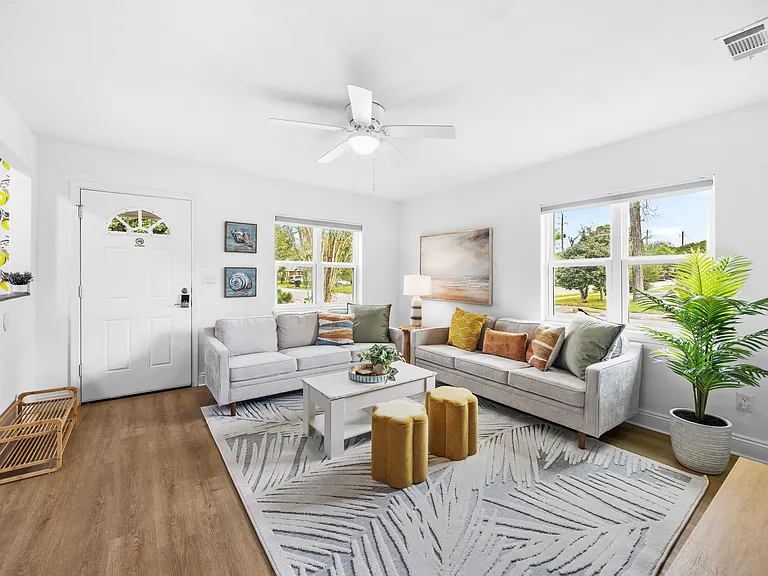 515 E Scott St — Photo 6