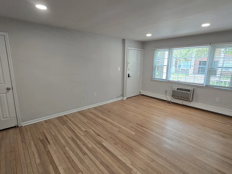 LAWRENCEVILLE GARDEN APARTMENTS AND TOWNHOMES — Photo 11