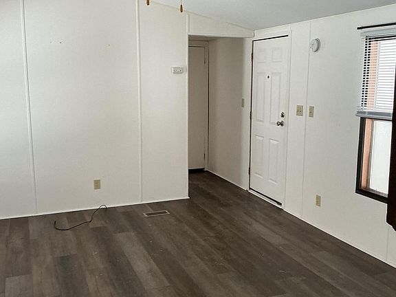 3rd image of 32 Lakeside Dr