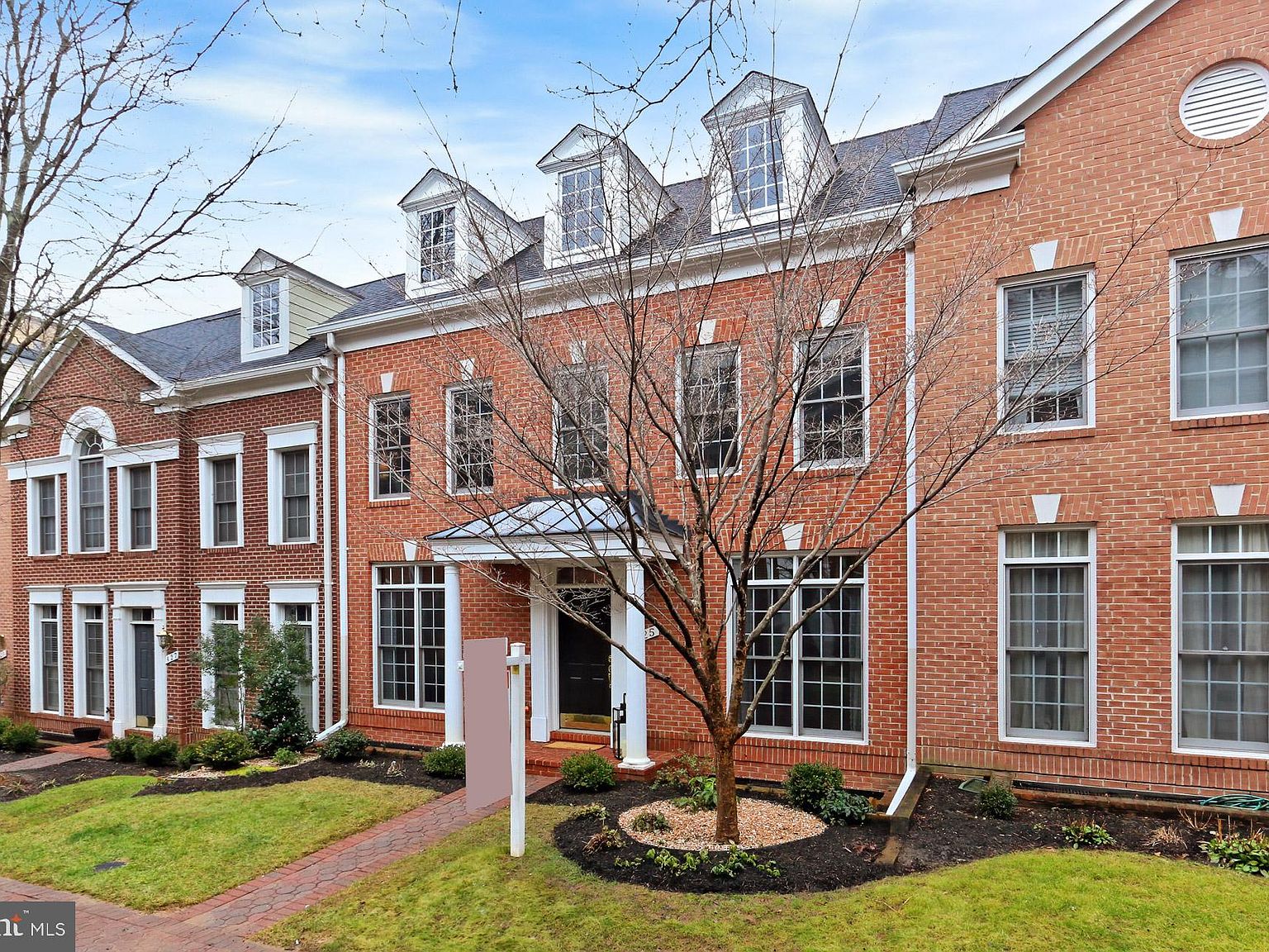 425 Park Ave Falls Church Va 246 Zillow