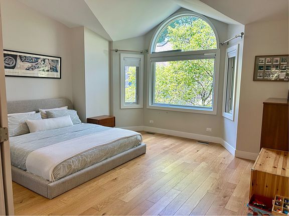 4th image of 1884 N Poe St