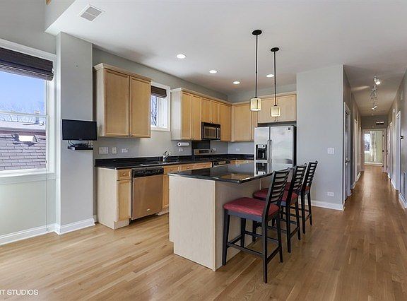 5th image of 2323 W Montrose Ave APT 3E