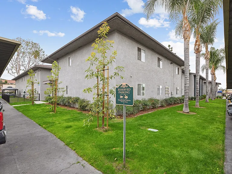 Loma Vista Apartments — Photo 8