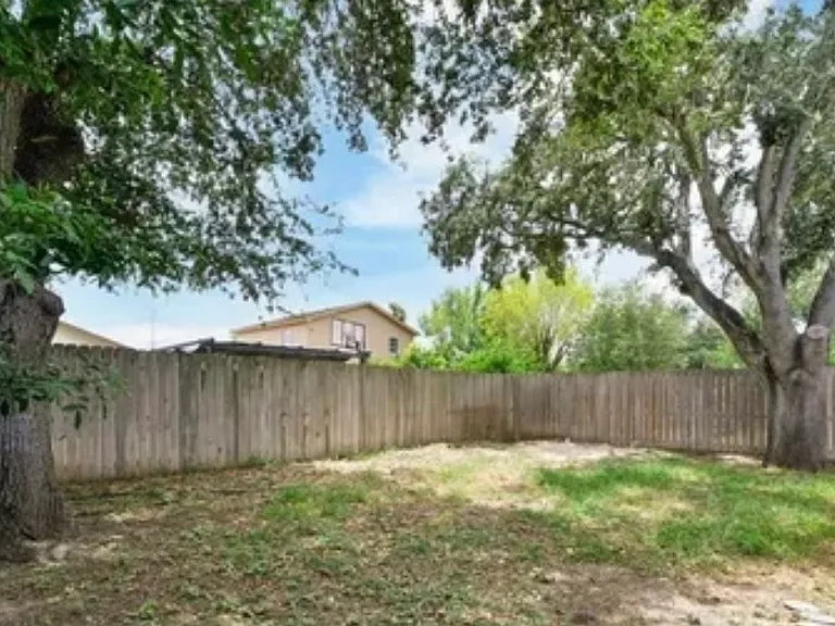 1929 Heron Ave — Photo 2