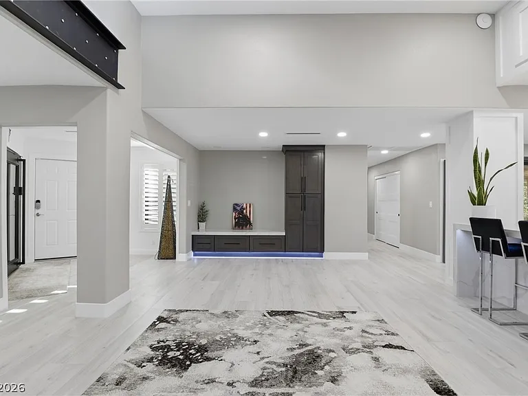 300 E Lacy Ln — Photo 13