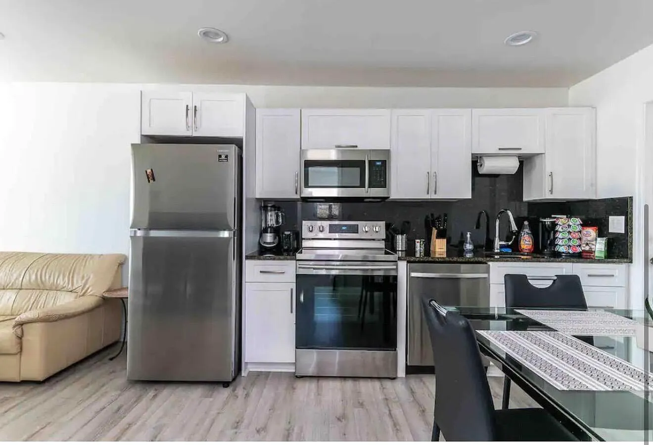 2 bed, 1.0 bath, 1454 sqft, $2,500 — Photo 3