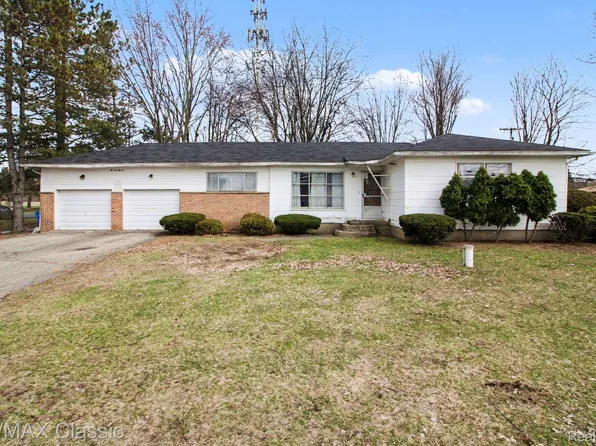 1076 Benstein Rd, Commerce Township, MI 48390