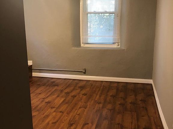 2nd image of 818 W Maxwell St APT 1
