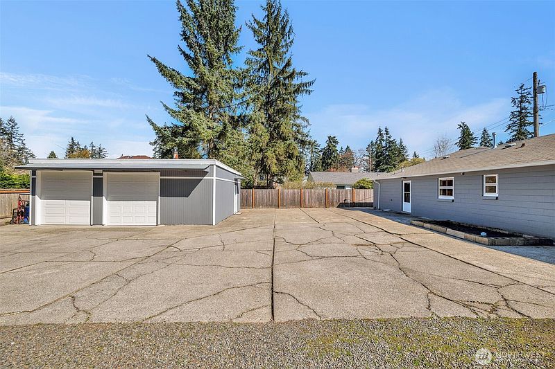 3rd image of 1314 N 188th Street