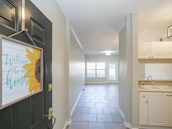 Welcome Home! Amazing location in the heart of Green Hills. close to downtown Nashville down the street from the Mall at Green Hills, Belmont University, Vanderbilt University and hospitals, Music Row. Ground floor unit in gated community. Pool clubhouse