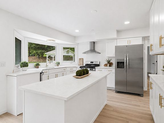 4th image of 1120 Lakeside Ct