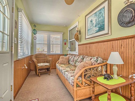 4th image of 217 W 10th Ave