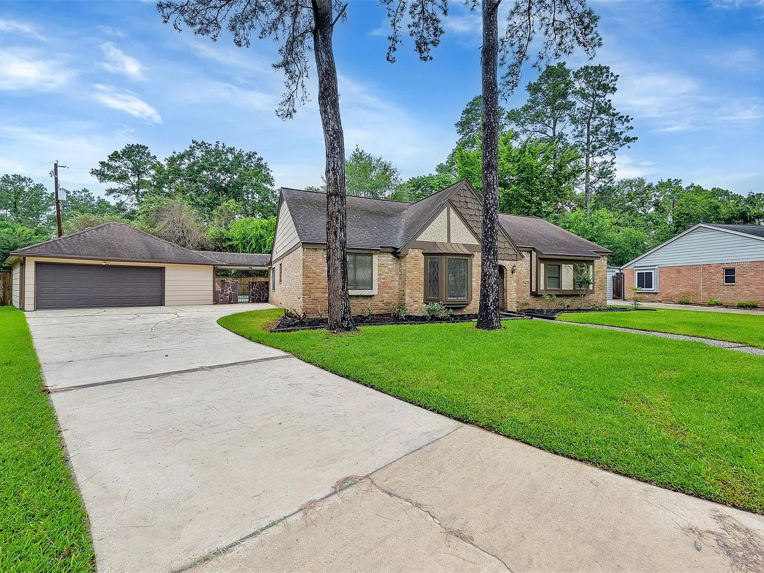 4 bed, 2.5 bath, 2300 sqft, $2,600 — Photo 3