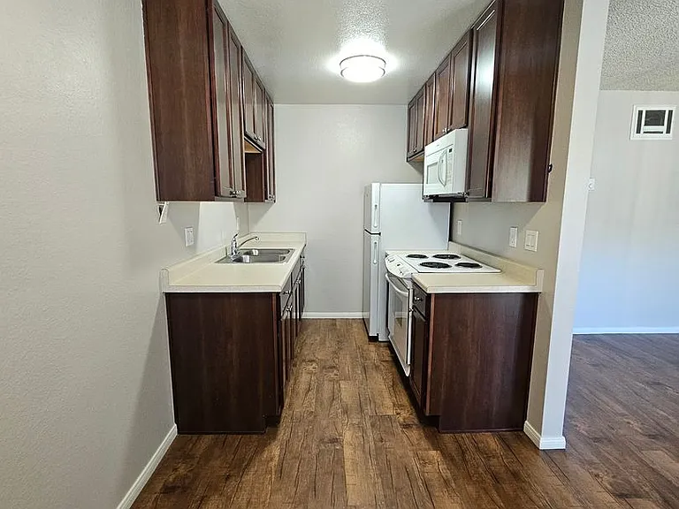 Del Mar Apartment Homes — Photo 32