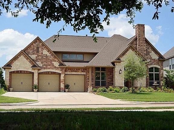 Elegance and superb design is witnessed with just the right blend of stone and custom variegated bri