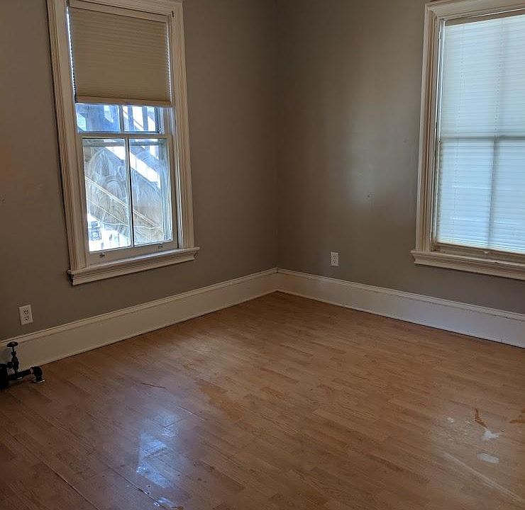 2nd image of 212 W Linn St #2