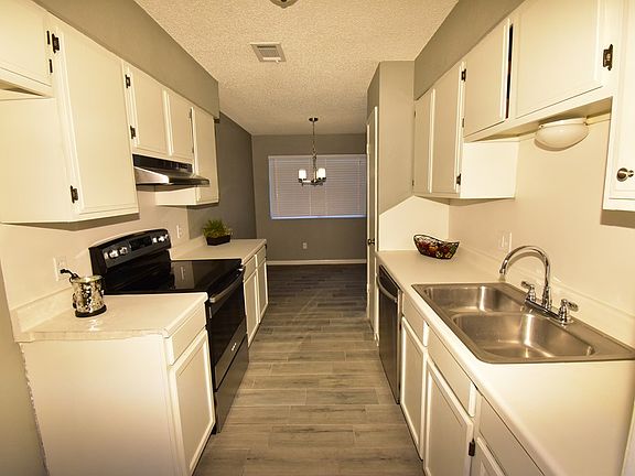 4th image of 5105 Chateaux Dr