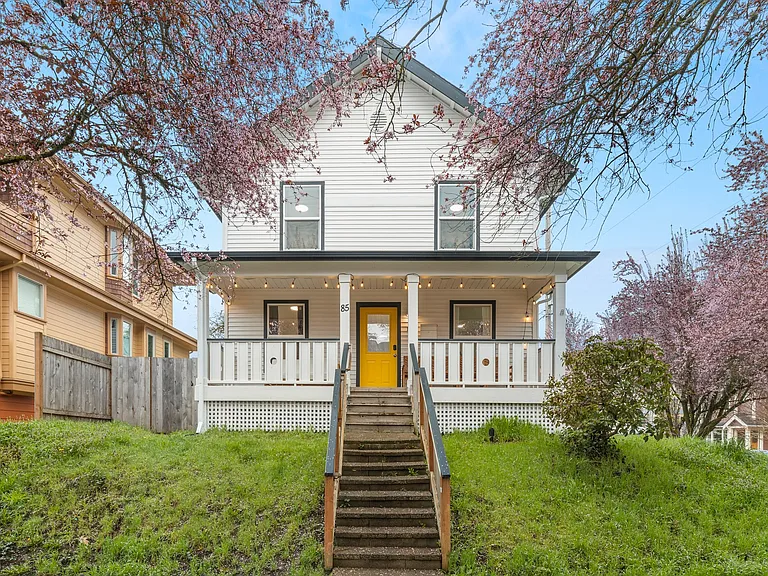 85 NE Cook St — Photo 2