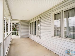 811 S Wintergarden Rd, Bowling Green, OH 43402