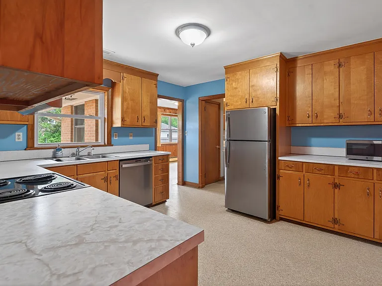 110 Marvin Dr — Photo 3