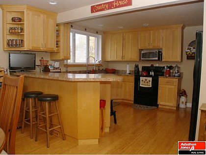 3rd image of 615 Guinette Ave