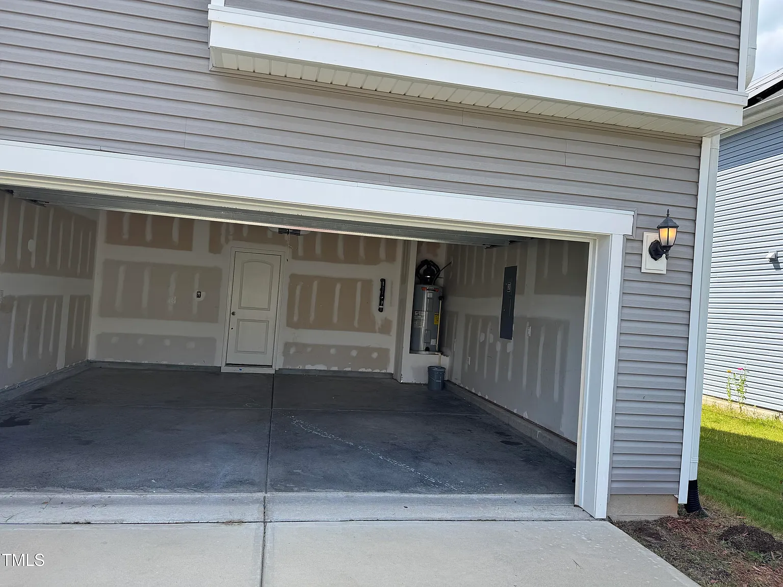 4 bed, 3.0 bath, 2357 sqft, $2,290 — Photo 4