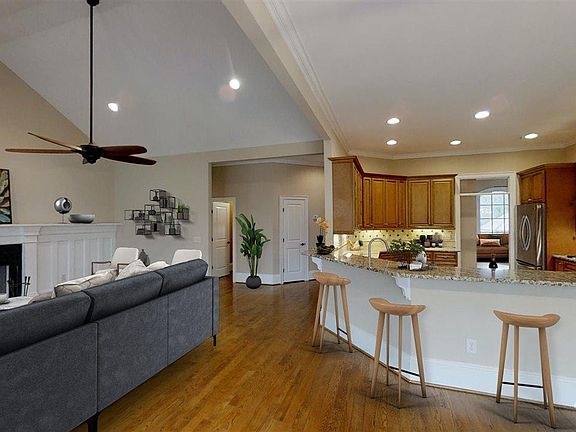 5th image of 321 Crimson Oak Dr