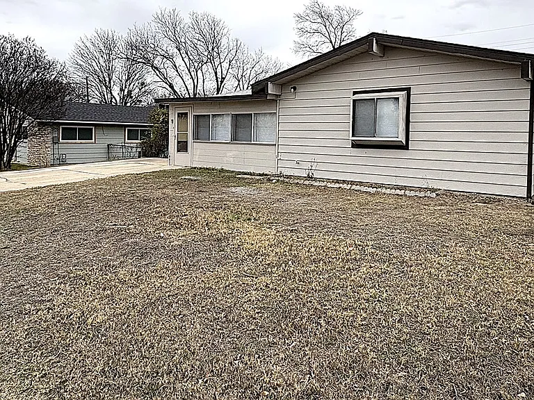 1313 Elia St — Photo 3