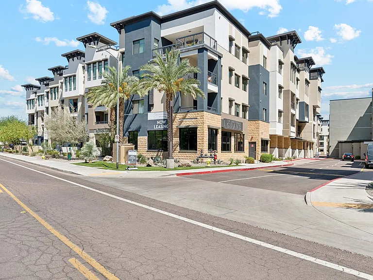 Scottsdale Grand — Photo 32