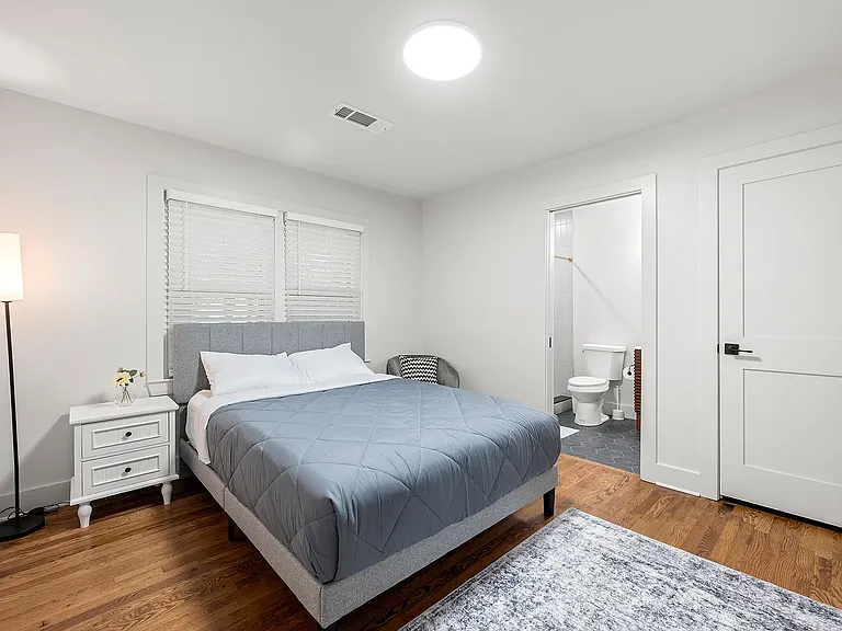 1540 Berkeley Ln NE — Photo 13