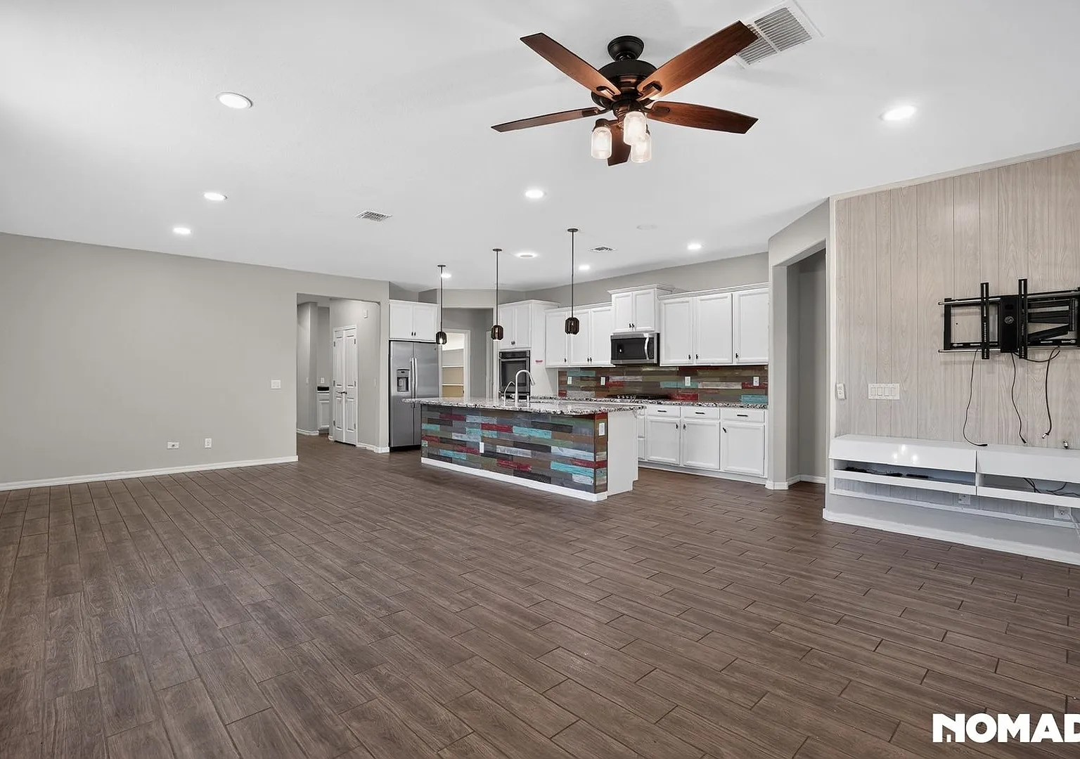 3BR house with Office , huge backyard ,community pool & close to major retailers — Photo 2