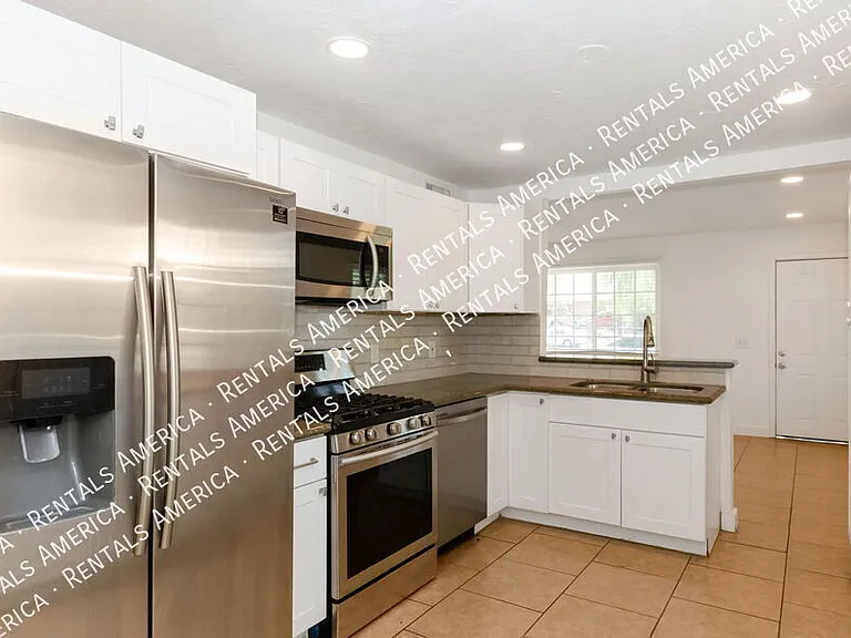 525 E Linden St — Photo 4