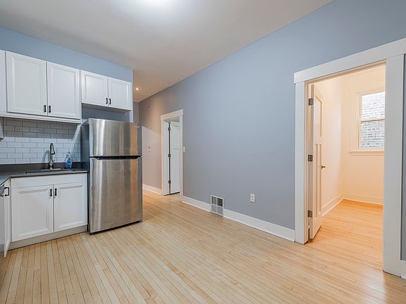 4th image of 2252 W Leland Ave