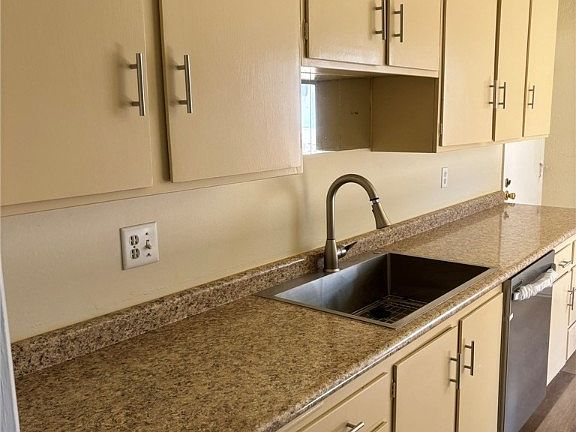 3rd image of 5432 Del Monte Ave