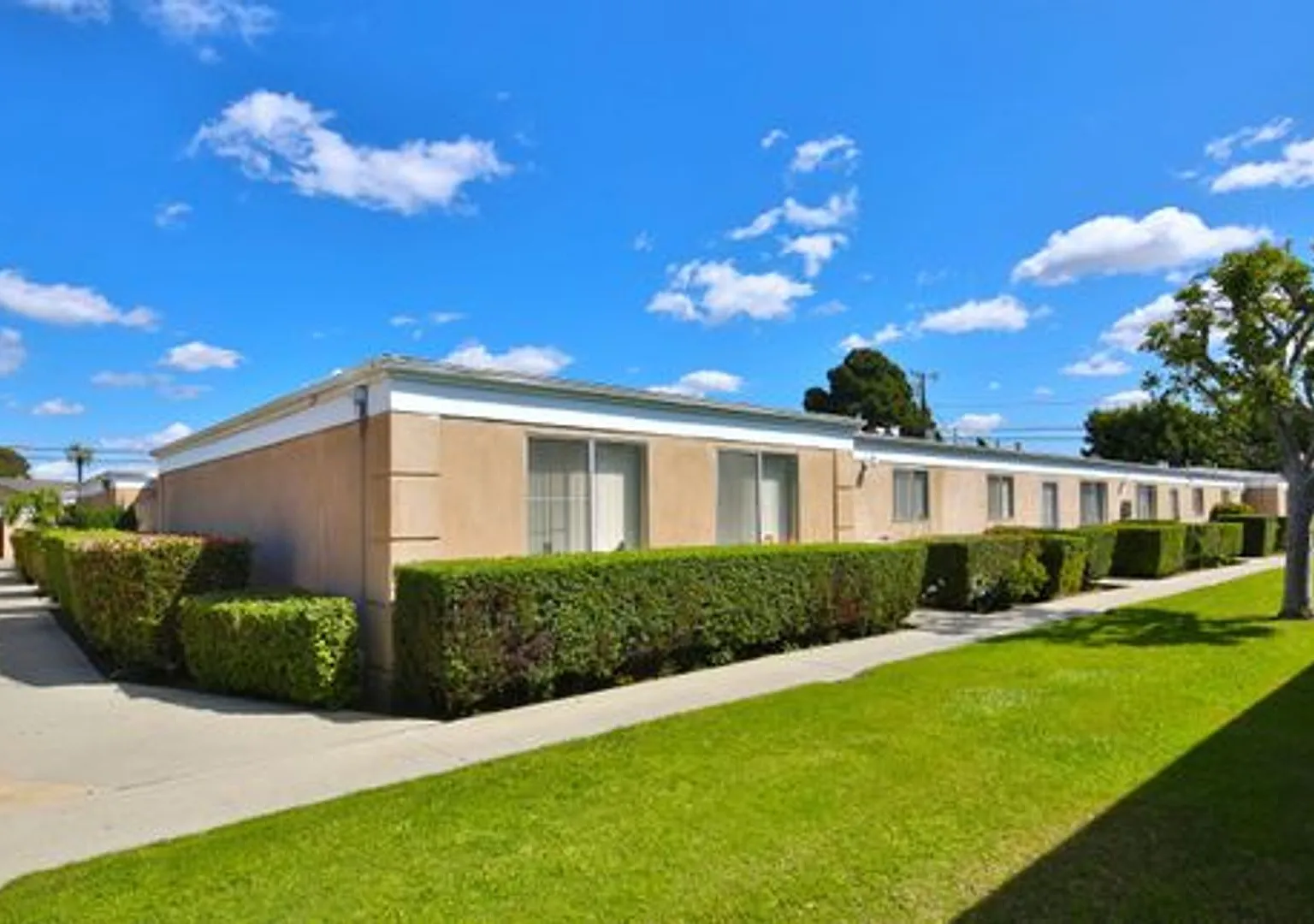 Lynrose Manor Apartments — Photo 4