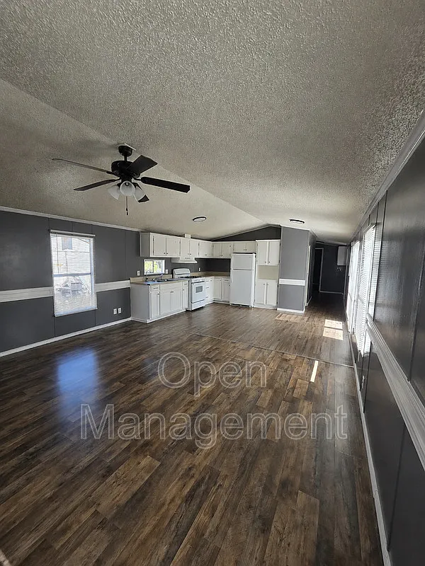4 bed, 2.0 bath, 1216 sqft, $1,074 — Photo 2