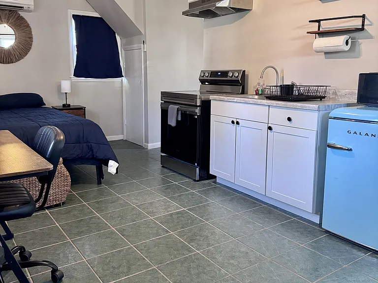 1105 W Rock Spring Rd #B — Photo 12