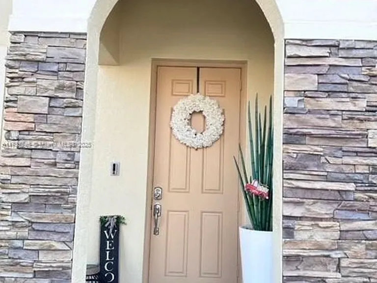 3208 SE 5th Ct — Photo 2