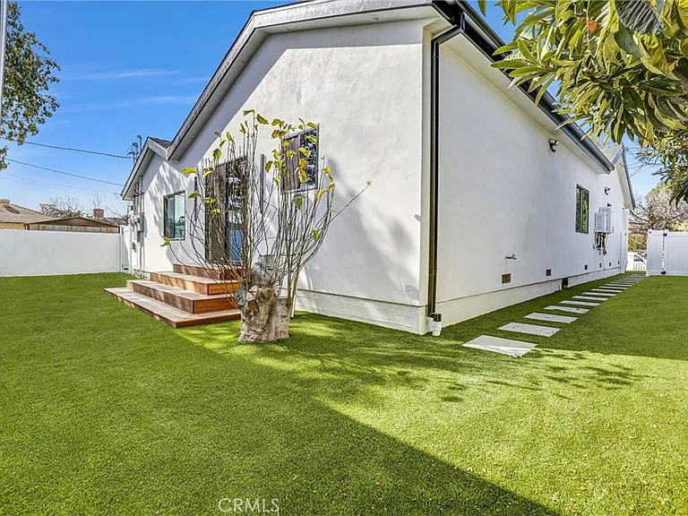 6900 Corbin Ave — Photo 22