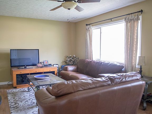 5th image of 404 Carol Ln