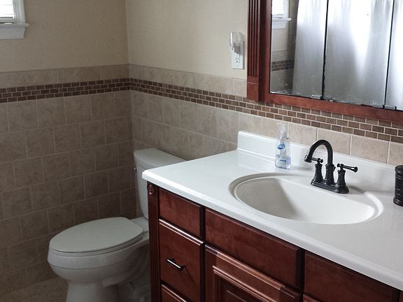 Upstairs Bathroom w/Tub