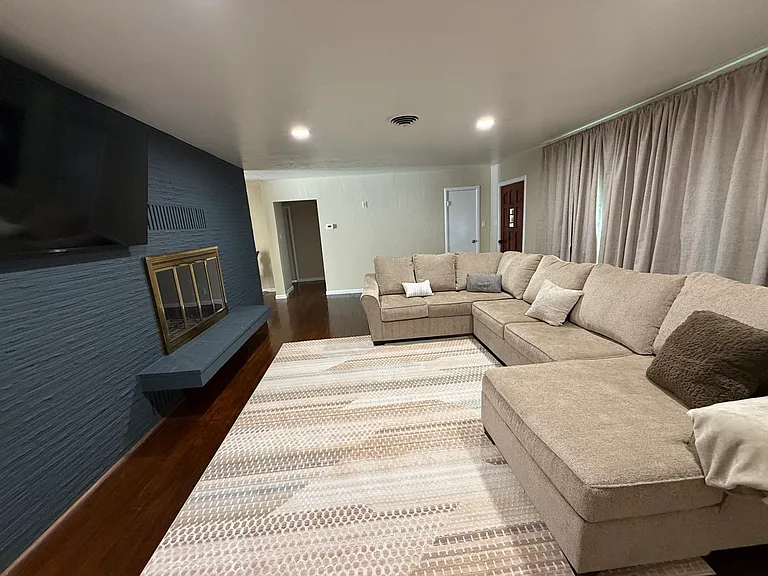 456 Hollywood Ave — Photo 1