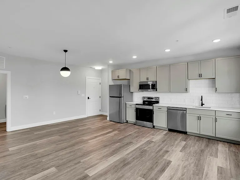 31 W Waterloo St #E — Photo 5