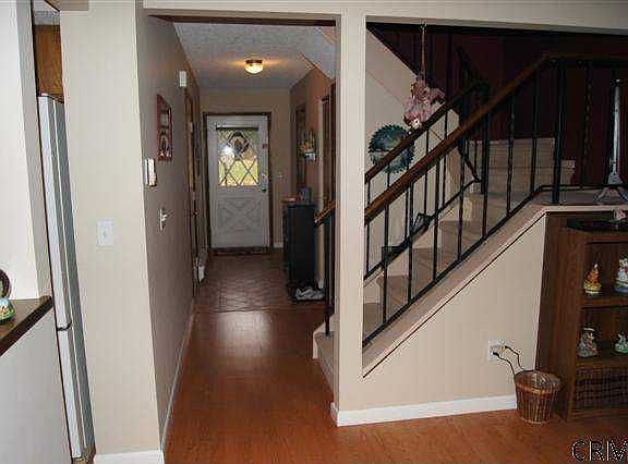 3rd image of 405 Greenhill Ct