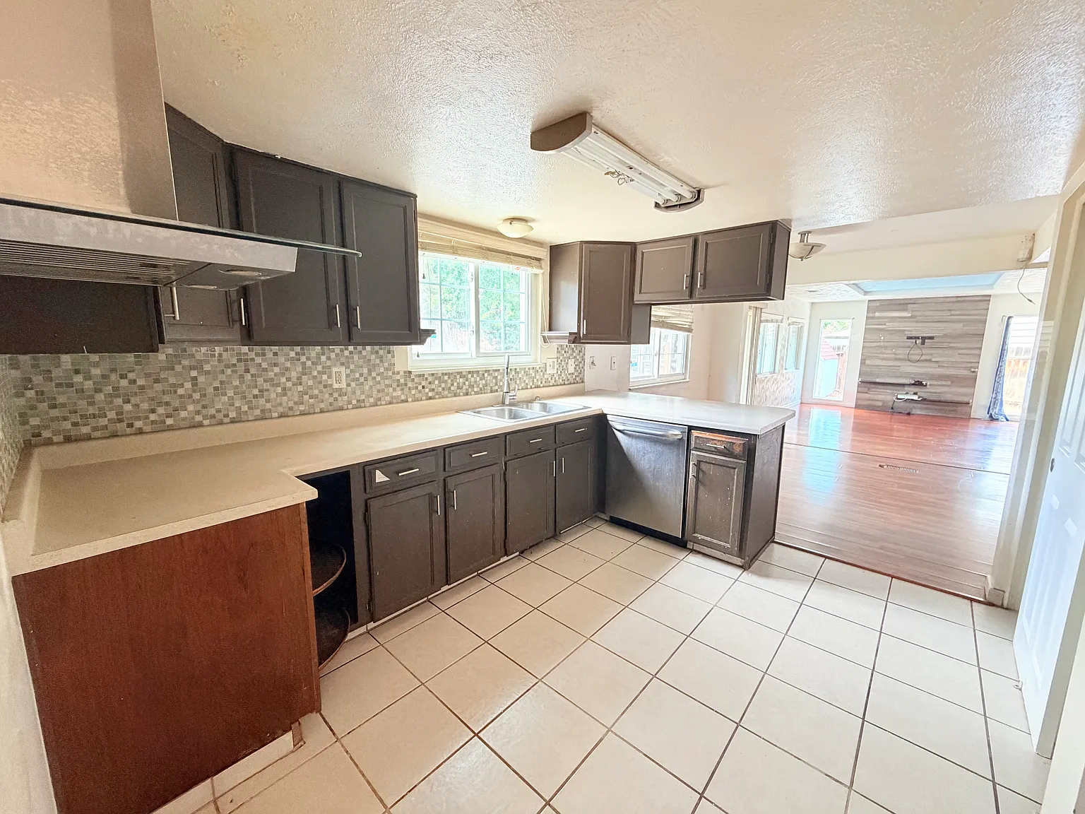 4 bed, 2370 sqft, $3,000 — Photo 4