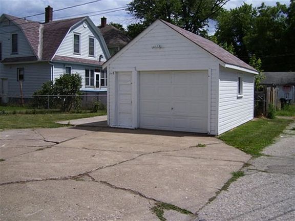2nd image of 2229 Redwood Ave