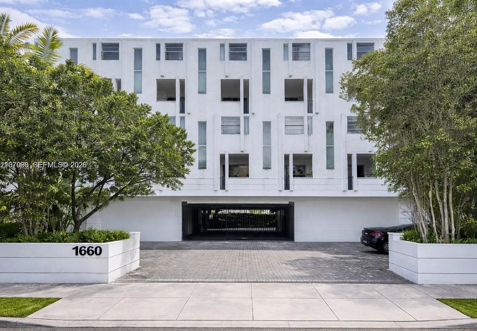 Commercial Arch Creek — Photo 1