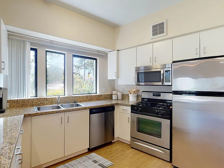 5600 Wilshire — Photo 13