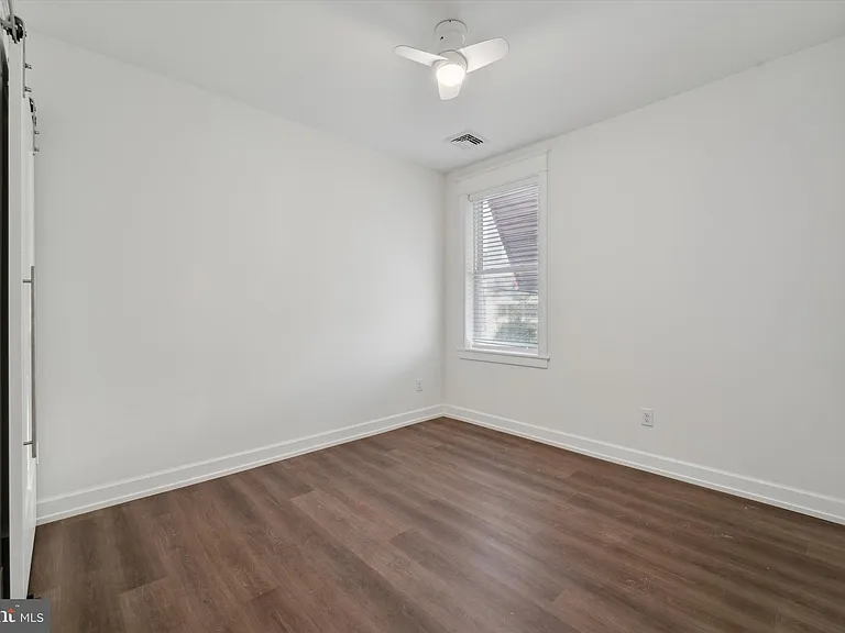 1049 W Lancaster Ave — Photo 7